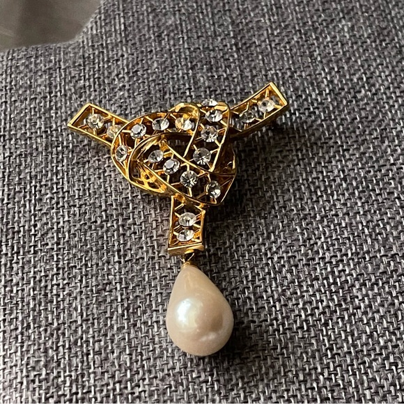 Teardrop Faux Pearl with Clear Crystals Rhinestones Gold Tone Brooch Pin - Picture 6 of 10